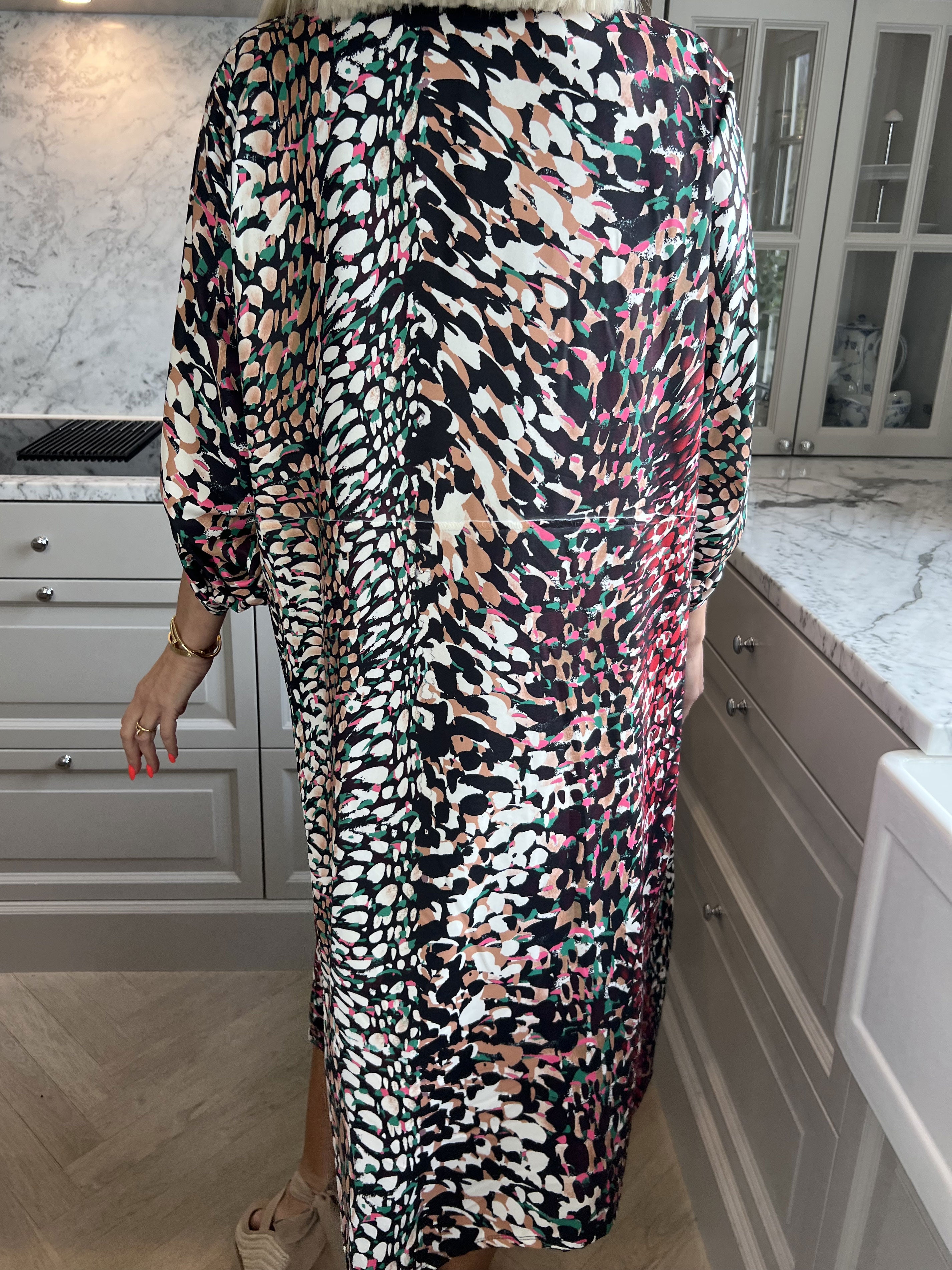 Lilly - Sød mønstret kjole med skjortekrave